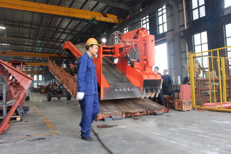 水電站項目現(xiàn)場，永力通履帶扒渣機日夜不停