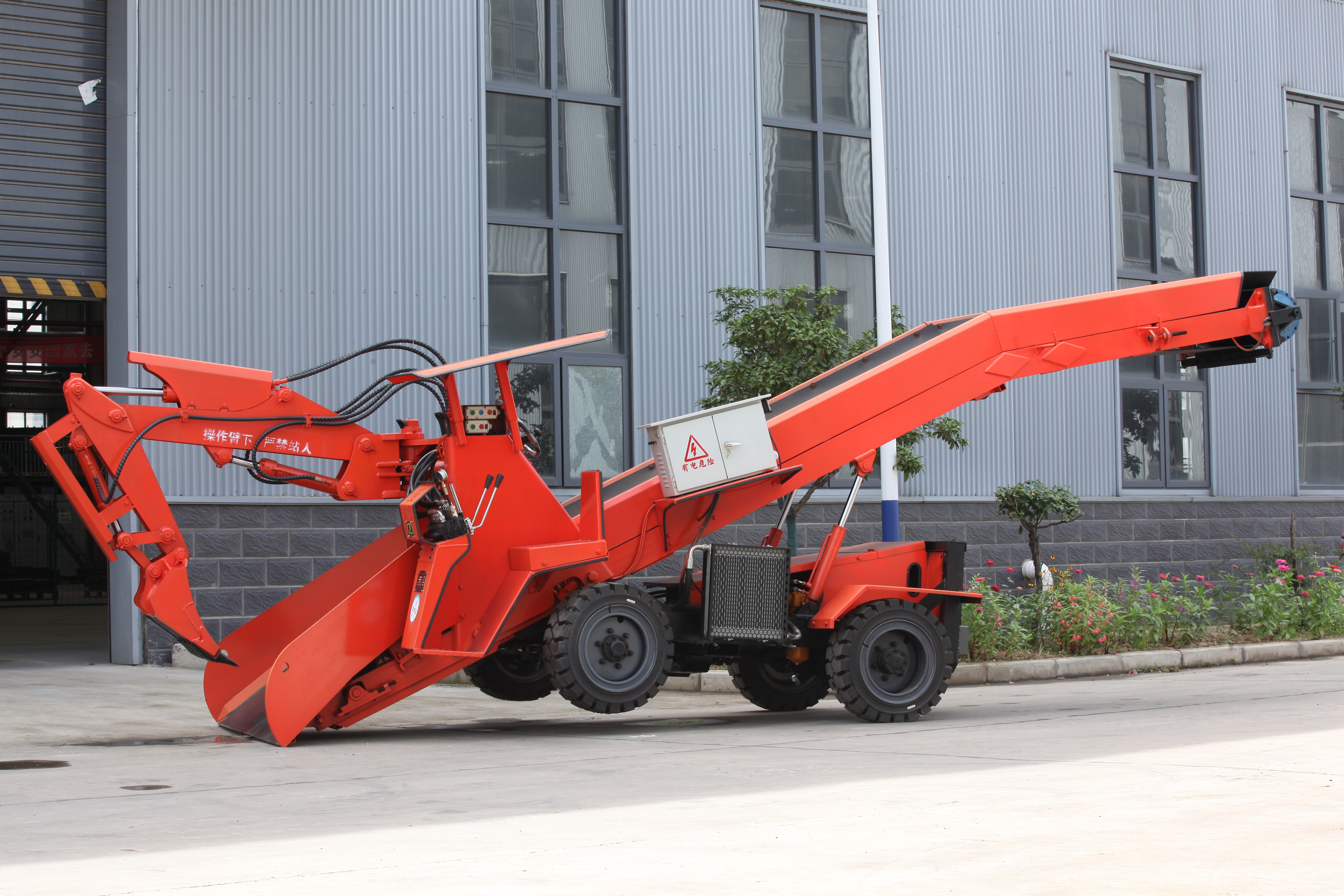 扒渣帶破碎，永力通液壓扒渣機(jī)一機(jī)搞定裝巖與破碎