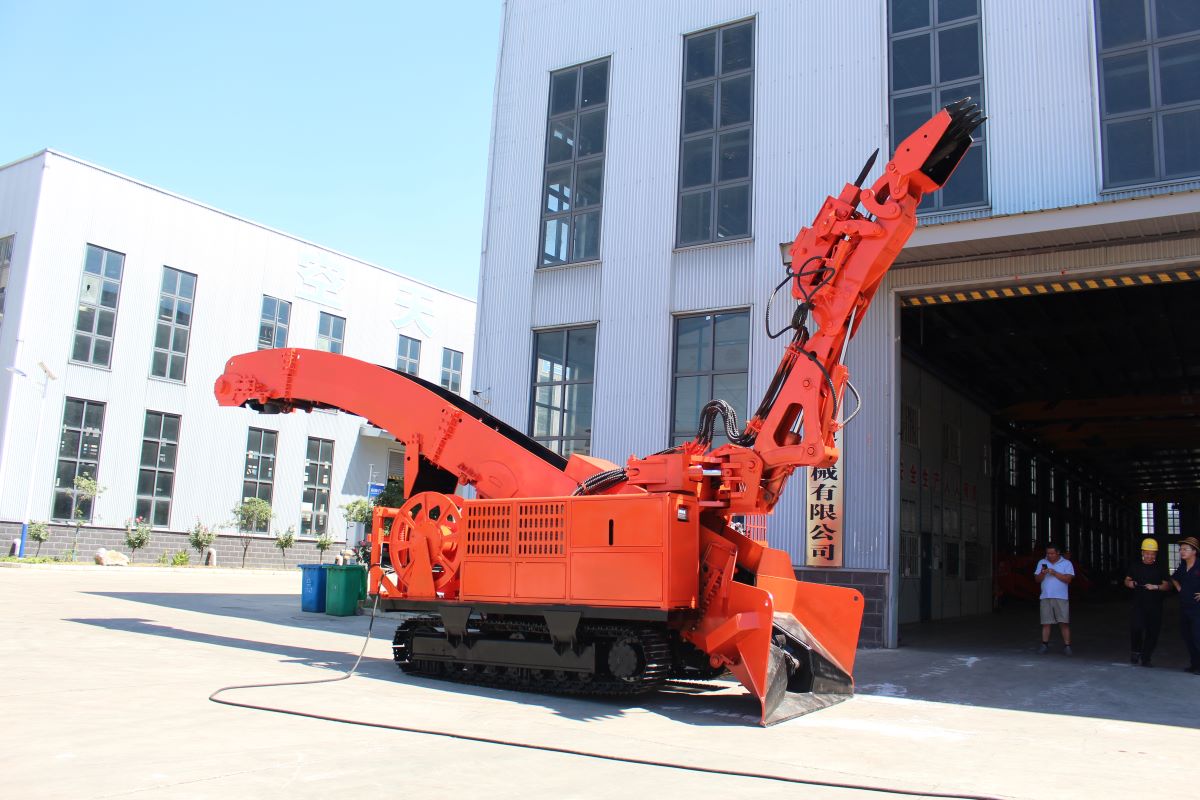 永力通兩種行走方式,履帶扒渣機(jī)輪胎扒渣機(jī)都有